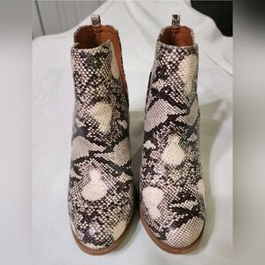 SODA WOMENS SIZE 6.5 FAUX SNAKESKIN BOOTIES